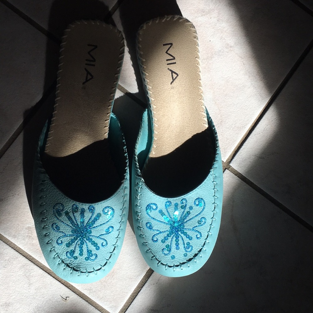 Like new Mia blue leather boho flats